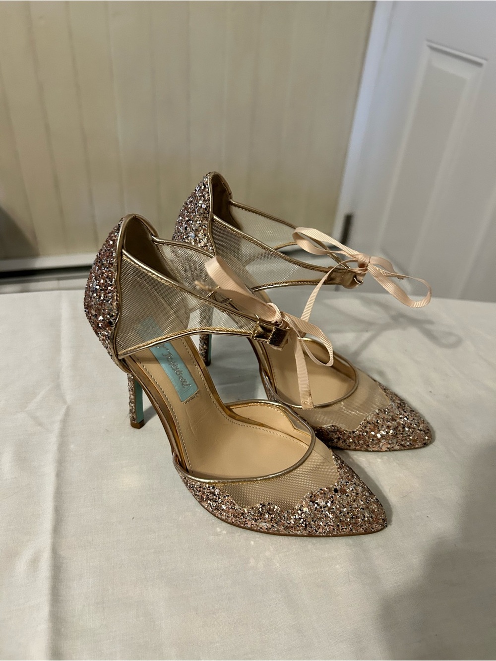 Betsey Johnson Stela Rose Gold Glitter T-Strap Pump Heels Size 6.5/NEW